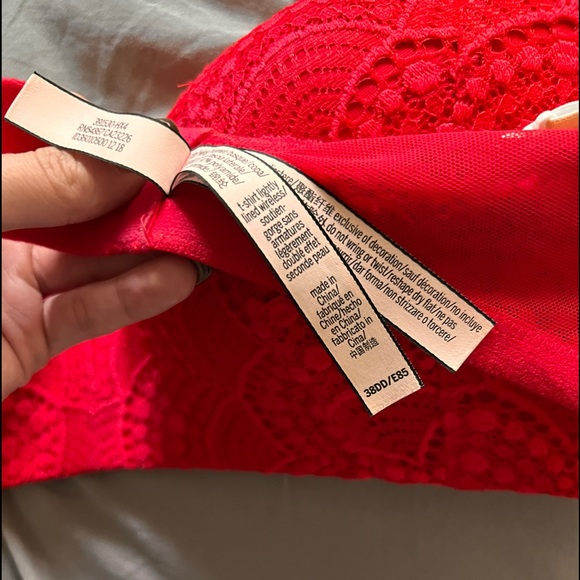Red Vs bra 38DD - Picture 2 of 2